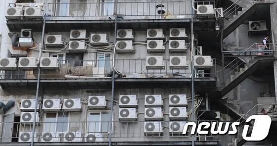 본문 이미지 -  서울 시내의 한 건물 외부에 설치된 에어컨 실외기가 일제히 돌아가고 있다.  © News1 박지혜 기자