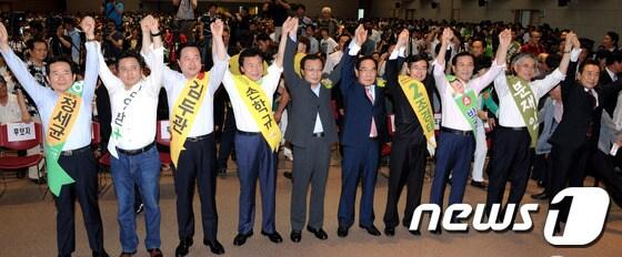 본문 이미지 - 25일 오후 광주광역시 서구 치평동 김대중컨벤션센터에서 열린 민주통합당 제18대 대통령선거 후보자 예비경선 합동연설회에서 (왼쪽부터) 정세균 상임고문, 김영환 의원, 김두관 전 경남지사, 손학규 상임고문, 이해찬 대표, 임채정 선광위원장, 조경태 의원, 박준영 전남도지사. 문재인 상임고문, 김정길 전 행정자치부 장관이 손을 맞잡아 들고 있다.  2012.7.25/뉴스1 © News1 박정호 기자