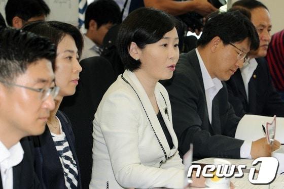 본문 이미지 - 26일 서울 여의도 국회의사당에서 열린 여성 어린이 성폭력 대책 당정협의회에서 김희정 새누리당 정책위부의장이 모두 발언하고 있다. 2012.7.26/뉴스1 © News1 이종덕 기자