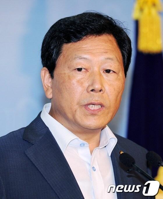 본문 이미지 - 강동원 통합진보당 의원이 27일 오전 서울 여의도 국회 정론관에서 전날 열린 이석기·김재연 의원 제명안 부결 의총 결과에 대해 발언하고 있다. 이자리에서 강 의원은 