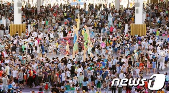 본문 이미지 - 여수엑스포 입장권 할인 이벤트가 잇따르면서 불만의 목소리가 터져나오고 있다. 전국 대부분 지역에 폭염특보가 발효된 지난 29일 오후 여수엑스포장에서 관람객들이 더위를 피해 휴식을 취하고 있다.(여수엑스포 제공) 2012.7.29/뉴스1 © News1 안은나 인턴기자