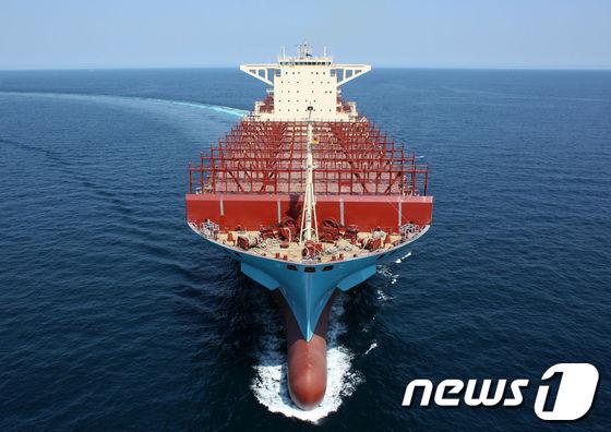 본문 이미지 - 현대중공업이 지난 2010년 7월 독일 리크머스사에 인도한 1만3100TEU급 컨테이너선(현대중공업 제공) ⓒ News1