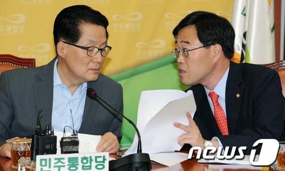 본문 이미지 - 3일 서울 여의도 국회의사당에서 열린 민주통합당 민간인 불법사찰 국정조사 특위 간담회에서 박지원 원내대표가 김기식 의원과 안건을 살펴보고 있다. 2012.7.3/뉴스1 © News1 이종덕 기자