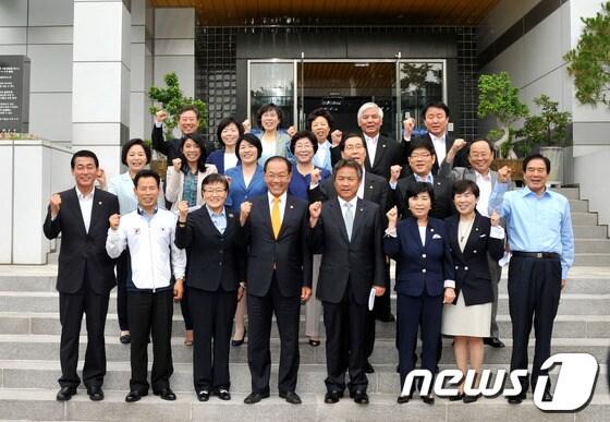본문 이미지 - 태릉선수촌을 방문한 새누리당 비례대표 의원단 © News1 