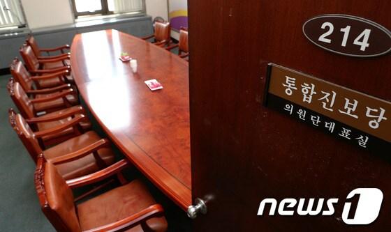 본문 이미지 - 통합진보당 이석기ㆍ김재연 의원 제명안이 부결된 후 당내 각 계파별로 분당설이 나오는 등 내홍을 겪고 있는 가운데 30일 오후 서울 여의도 국회 당 의정대표단이 텅 비어 있다. 2012.7.30/뉴스1 © News1 박정호 기자