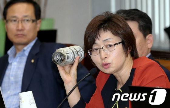 본문 이미지 - 민주통합당 은수미 의원이 지난달 30일 서울 여의도 국회에서 열린 환경노동위원회 전체회의에서 자동차부품업체 SJM에서 용역경비들이 노조원들에게 던진 제작부품의 일종인 벨로우즈를 들고 질의를 하고 있다. 2012.7.30/뉴스1 © News1 박정호 기자