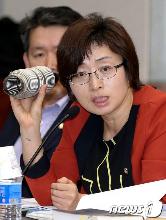 본문 이미지 - 민주통합당 은수미 의원이 30일 오후 서울 여의도 국회에서 열린 환경노동위원회 전체회의에서 자동차부품업체 SJM에서 용역경비들이 노조원들에게 던진 제작부품의 일종인 벨로우즈를 들고 질의를 하고 있다. 2012.7.30/뉴스1 © News1 박정호 기자
