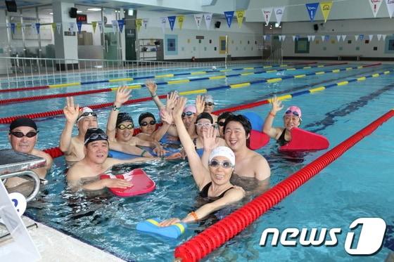 본문 이미지 - 태안국민체육센터 실내수영장이 군민의 체력 증진 및 여가 선용의 명소로 빠르게 정착하고 있다. © News1 