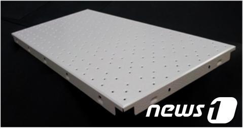 본문 이미지 - 중기청으로부터 우수 성능인증서를 받은 조은데크의 '금속흡음천장재' 제품./사진제공=광주전남중소기업청© News1 