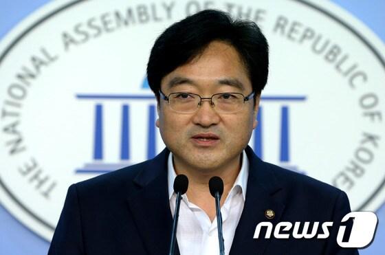 본문 이미지 - 우원식 민주통합당 원내대변인이 31일 오후 서울 여의도 국회 정론관에서 