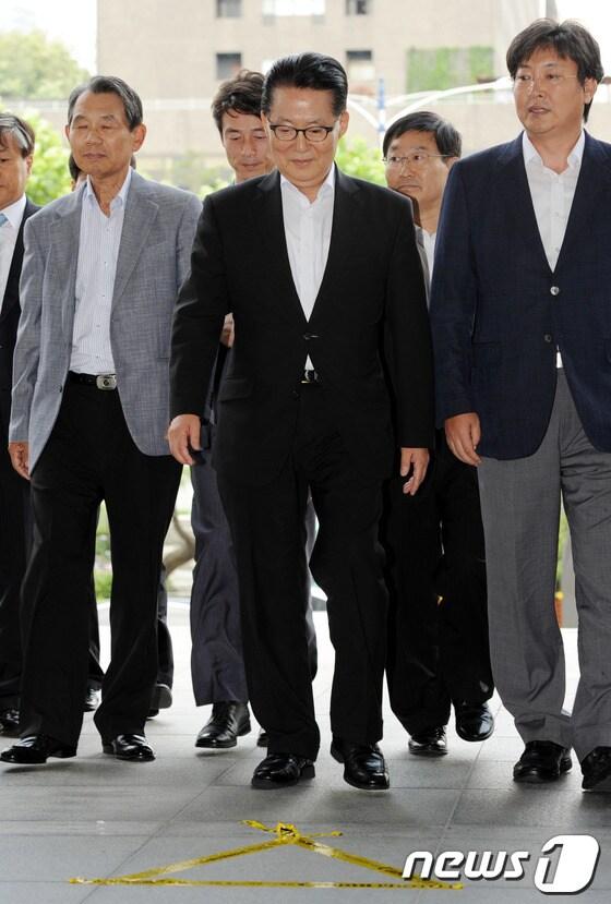 본문 이미지 - 저축은행으로 부터 금품수수 혐의를 받고 있는 박지원 민주통합당 원내대표가 31일 오후 검찰 조사를 받기위해 서울 서초구 대검찰청으로 출두하고 있다. 2012.7.31/뉴스1 © News1 박세연 기자