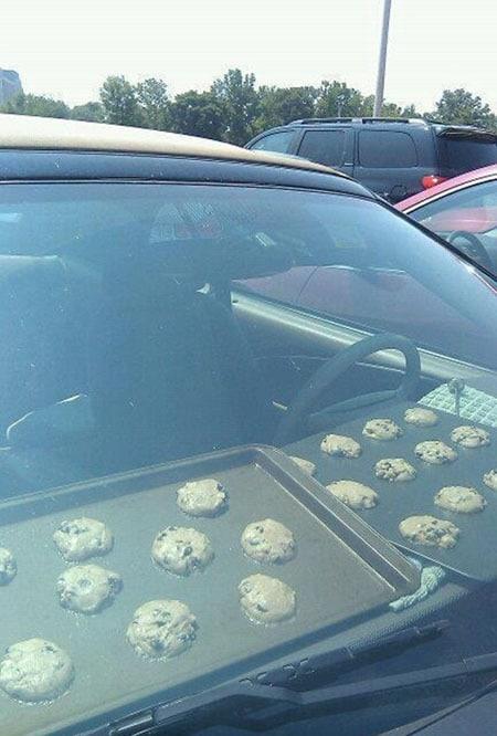 본문 이미지 - 차량 안의 쿠키가 구워지고 있는 것 처럼 보이는 사진. © News1 