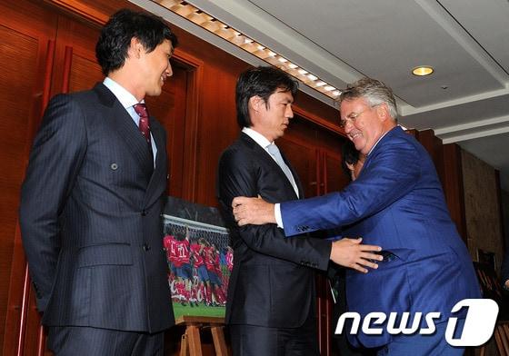 본문 이미지 - 4일 서울 소공동 롯데호텔에서 열린 2002월드컵 10주년 기념식에 참석했던 유상철 감독(왼쪽)과 홍명보 감독.. 2012.7.4/뉴스1