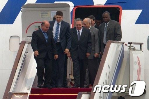 본문 이미지 - 4일 베이징 국제공항에 도착한 라울 카스트로 쿠바 국가평의회 의장 (중앙)© AFP=News1 