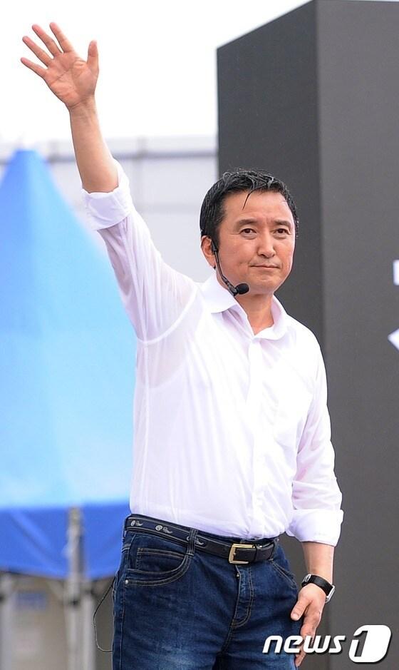 본문 이미지 - 김영환 민주통합당 의원이 비가 내린 5일 오전 경기도 과천시 국립과천과학관에서 대선출마선언식을 마치고 지지자들에게 손을 흔들고 있다. 대선출마 선언식에 앞서 김 의원은 트위터를 통해 '울화통터지는 대한민국, 홧병을 고치는 대안을 제시하겠다'고 밝혔다. 4선의 김의원은 김대중 정부시절 과학기술부 장관을 역임했다. 2012.7.5/뉴스1 © News1 박철중 기자