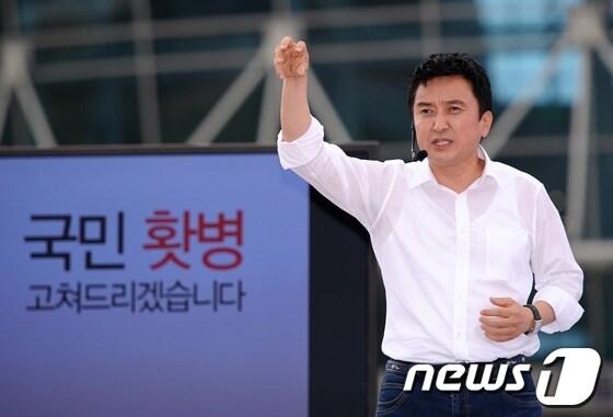 본문 이미지 - 김영환 민주통합당 의원이 5일 오전 경기도 과천시 국립과천과학관에서 대선출마선언을 하고 있다. 이날 대선출마 선언식에 앞서 김 의원은 트위터를 통해 '울화통터지는 대한민국, 홧병을 고치는 대안을 제시하겠다'고 밝혔다. 4선의 김의원은 김대중 정부시절 과학기술부 장관을 역임했다. 2012.7.5/뉴스1 © News1 박철중 기자