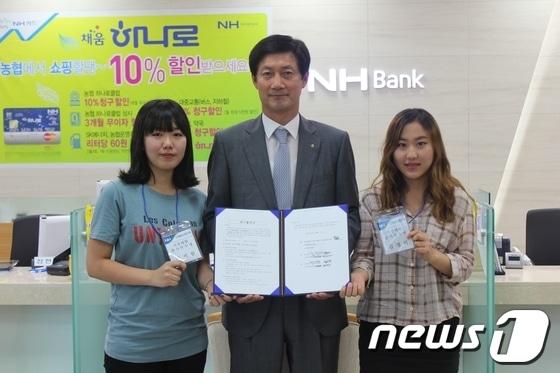 본문 이미지 - 농협은행 김양권 영업부장(가운데)과 목포대학교 김정하, 박지원 학생의 연수협약체결 모습./사진제공=농협© News1 