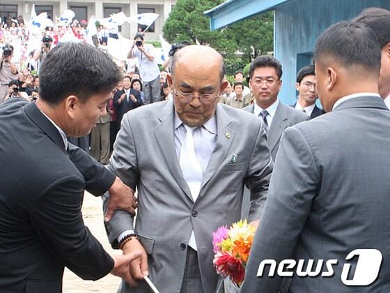 본문 이미지 - 김일성 국방위원장 조문을 위해무단 방북했던 노수희 범민련 남측본부 부의장이 지난해 7월 판문점을 통해 돌아오고 있다. © News1 