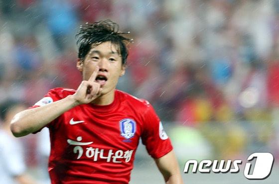 본문 이미지 - 지난해 서울월드컵경기장에서 열린 '2012 K리그 올스타전' 전반전에서 박지성 선수가 득점 후 환호하고 있다. © News1 
