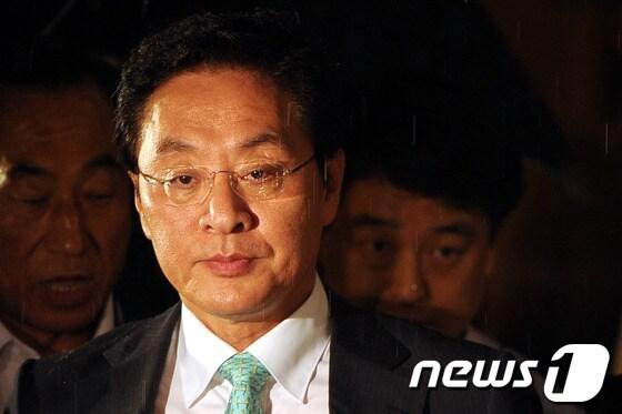 본문 이미지 - 영업정지된 솔로몬저축은행으로부터 억대 금품을 수수한 의혹을 받고 있는 정두언 새누리당 의원이 참고인성 피의자 신분으로 5일 오후 서울 서초구 서초동 대검찰청에서 조사를 받은뒤 검찰청사를 나서고 있다.2012.7.5/뉴스1 © News1 이광호 기자