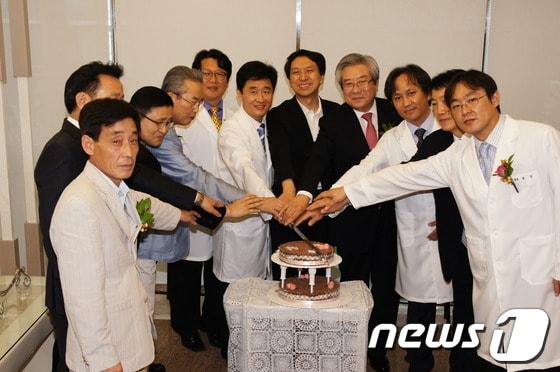 본문 이미지 - 7일 오전 울산시 남구 달동 S타워에서 열린 BB성형외과의원 개원식에서 참석자들이 떡케이크 절단식을 하고 있다. © News1 