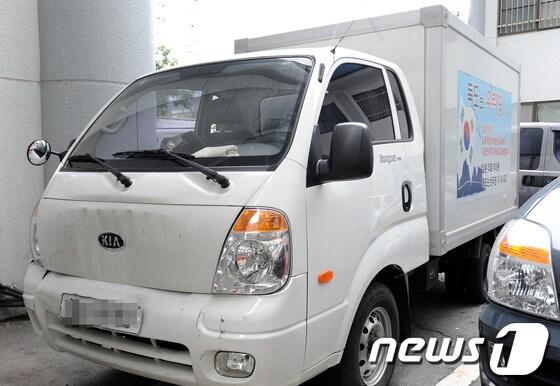 본문 이미지 - 소녀상에 '타케시마는 일본땅'이라는 말뚝을 설치한 데 격분한 화물차량 운전수가 자신의 차를 몰고 일본대사관 정문으로 돌진한 9일 오전 서울 종로경찰서에 '독도는 우리땅'이라는 글귀가 적힌 사고차량이 서 있다. © News1 박지혜 기자