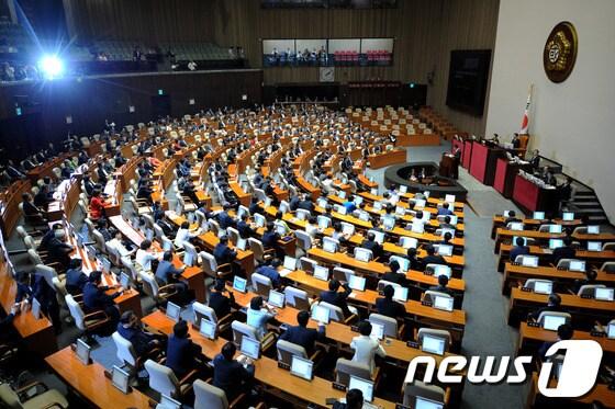본문 이미지 - 9일 오후 서울 여의도 국회 본회의장에서 임시국회 본회의가 진행되고 있다. 2012.7.09/뉴스1 © News1 박정호 기자