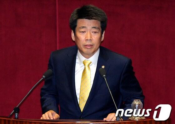 본문 이미지 -                       국회 환경노동위원장에 선출된 민주통합당 신계륜 의원이 9일 오후 서울 여의도 국회 본회의장에서 당선 인사를 하고 있다. 2012.7.09/뉴스1 © News1 박정호 기자