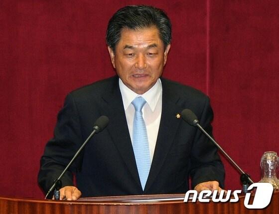 본문 이미지 - 국회 교육과학기술위원회 위원장으로 선출된 민주통합당 신학용 의원이 9일 서울 여의도 국회 본회의장에서 인사말을 하고 있다. 2012.7.9/뉴스1 © News1 이종덕 기자