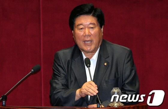 본문 이미지 - 국회 농림수산식품위원장에 선출된 민주통합당 최규성 의원이 9일 오후 서울 여의도 국회 본회의장에서 당선 인사를 하고 있다. 2012.7.09/뉴스1 © News1 박정호 기자