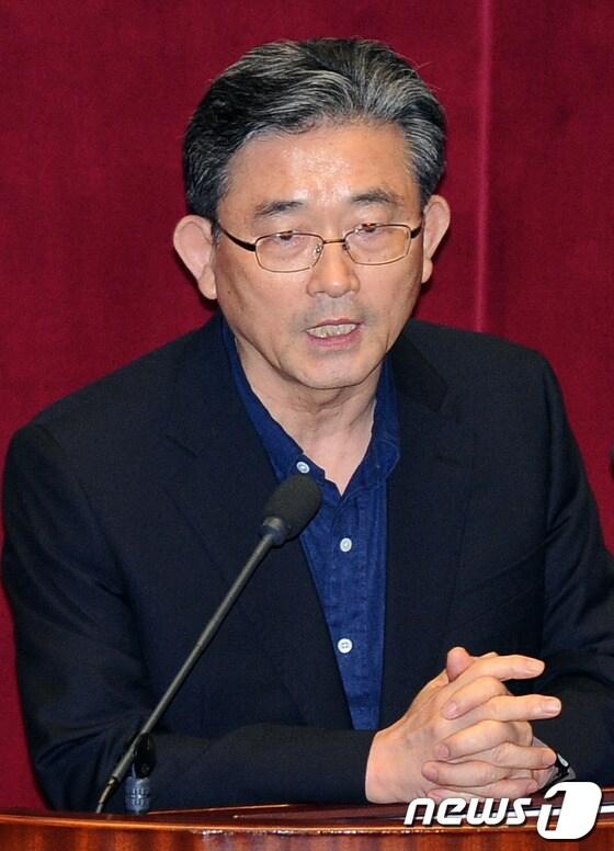 본문 이미지 -                      국회 운영위원회 위원장으로 선출된 새누리당 이한구 원내대표가 9일 서울 여의도 국회 본회의장에서 인사말을 하고 있다. 2012.7.9/뉴스1 © News1 이종덕 기자