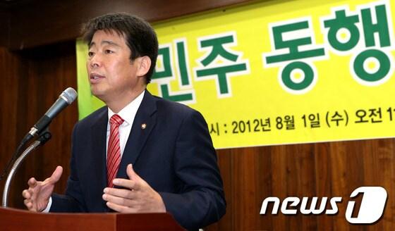 본문 이미지 - 1일 오전 서울 여의도 국회도서관 소회의실에서 열린 '민주동행' 창립총회에서 회장을 맡은 신계륜 의원이 인사말을 하고 있다. 2012.8.1/뉴스1 © News1 박정호 기자