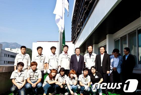 본문 이미지 - 1일 구미시 8월의 기업으로 선정된 (주)케이엠텍 직원들이 회사기 게양식에 참석했다./ 사진제공=구미시 © News1 