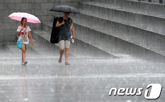 본문 이미지 - 기상청은 18일 전국이 차차 흐려져 밤에 제주도와 서해안을 시작으로 비가 내리겠다고 에보했다. © News1 안은나 인턴기자