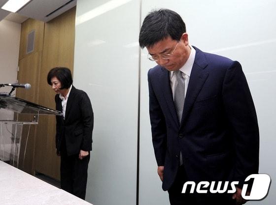 본문 이미지 - KT 휴대전화 가입자 870만명의 개인정보 유출사고와 관련해 KT 표현명 사장과 정보관리책임자인 송정희 부사장이 지난 8월10일 사과와 함께 재발 방지를 위한 고객 정보보호 강화 방안을 발표했다. © News1 박철중 기자