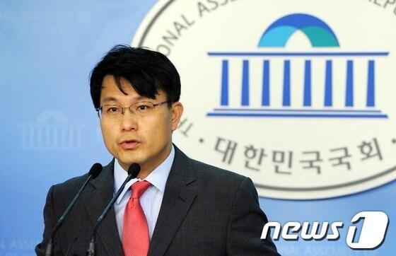 본문 이미지 - 윤상현 새누리당 의원. 2012.8.10/뉴스1 © News1 이명근 기자