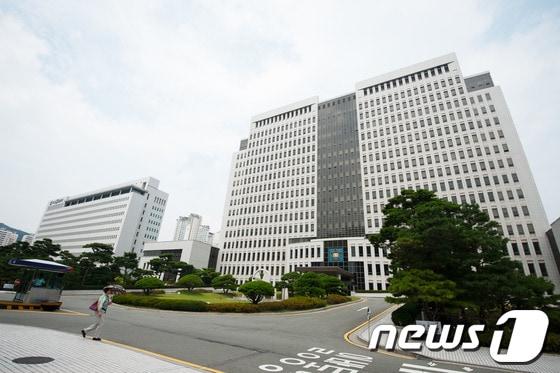본문 이미지 - 부산지방법원(오른쪽) 전경./뉴스1