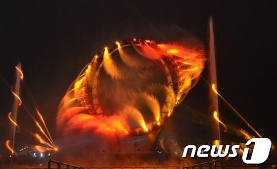 본문 이미지 - 중국 유력통신사인 신화사 통신은 빅오쇼를 '신도 질투하는 작품'이라고 극찬했다. 엑스포 기간 중 최대의 볼거리를 재공했던 빅오쇼는 여수박람회장에서만 볼 수 있는 특화시설이다/© News1김상렬 기자 