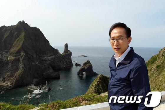 본문 이미지 - 헌정사상 처음으로 독도를 방문한 이명박 대통령이 10일 오후 경찰 관계자의 안내로 섬을 둘러보고 있다. (청와대 제공) 2012.8.10/뉴스1 © News1 오대일 기자