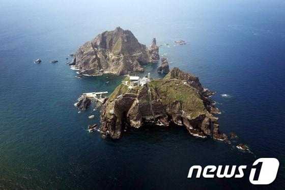 본문 이미지 - 헌정사상 처음으로 이명박 대통령이 10일 오후 독도를 전격 방문했다. 사진은 전용헬기에서 바라본 독도의 모습. (청와대 제공) 2012.8.10/뉴스1 © News1 오대일 기자