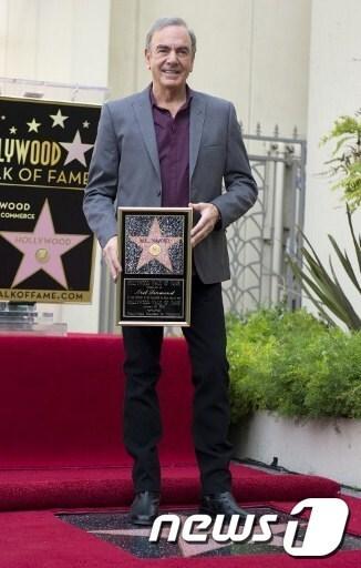 본문 이미지 - 미국 유명 가수 닐 다이아몬드가  할리우드 '명예의 거리'에 이름을 올렸다.©AFP= News1  