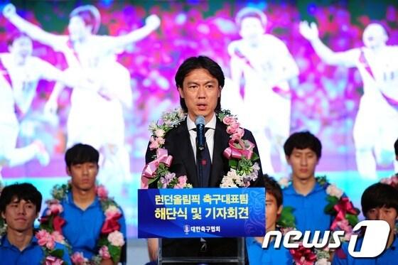 본문 이미지 - 2014 브라질 월드컵  대표팀  감독으로 유력시되고 있는 홍명보 전 올림픽 대표팀 감독. 사진은 홍 감독이  2012 런던올림픽에서 사상 첫 올림픽 메달을 획득하고 귀국한 뒤 인천 국제공항에서 열린  해단식에서 인사말을 하는 모습./뉴스1 © News1