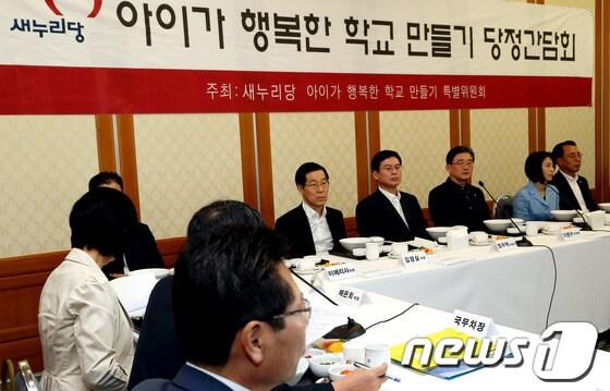 본문 이미지 - 13일 서울 여의도 국회의사당에서 열린 새누리당 '아이가 행복한학교 만들기 특별위원회' 당정협의회에 참석한 새누리당 이한구 원내대표, 정우택 최고위원 등이 한 참석자의 발언을 듣고 있다. 2012.8.13/뉴스1 © News1 이종덕 기자