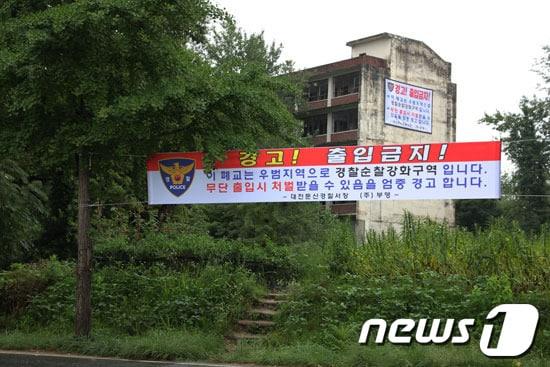 본문 이미지 - 충일여고로 향하는 뒷길에는 경찰순찰강화구역이라는 현수막이 붙어있다. 경찰관계자는 