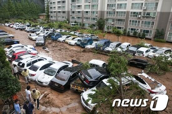 본문 이미지 - 12일 밤부터 13일 오전 6시까지 전북 군산지역을 중심으로 최대 시간당 130mm가 넘는 국지성 폭우가 쏟아져 비 피해가 속출했다. 사진은 소룡동 아파트 인근에서 토사가 유실돼 차량이 매몰된 모습이다. 2012.8.13/뉴스1 © News1 김재수 