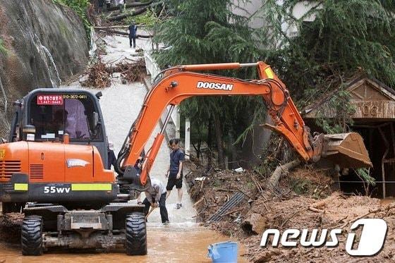 본문 이미지 - 13일 새벽 전북 군산에 내린 국지성 폭우로 도로와 주택이 침수되는 등 피해가 잇따른 가운데 산사태로 인해 진흙탕으로 변한 소룡동 한 아파트에서 복구작업이 한창이다. 2012.8.13/뉴스1 © News1 김재수 