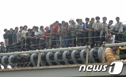 본문 이미지 - 지난 4월 호주로 향하던 중 인도네시아 인근 해상에서 난파한 아프가니스탄과 이란 난민들. 이들은 인도네시아 해군에 의해 구조됐다. © AFP=News1 