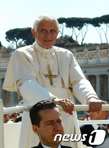 본문 이미지 - 교황 베네딕토 16세와 그의 전 집사인 파올로 가브리엘(아래) © AFP=News1  