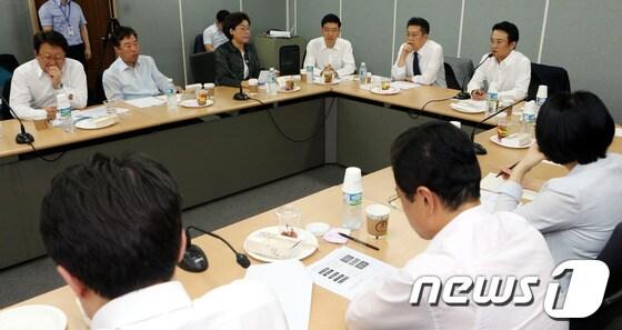 본문 이미지 - 새누리당 남경필 의원과 이혜훈 최공위원 등이 참석한 가운데 14일 오전 서울 영등포 여의도연구소에서 금산분리의 논거와 정책방향을 주제로 경제민주화실천모임이 열리고 있다.2012.8.14/뉴스1 © News1 이광호 기자