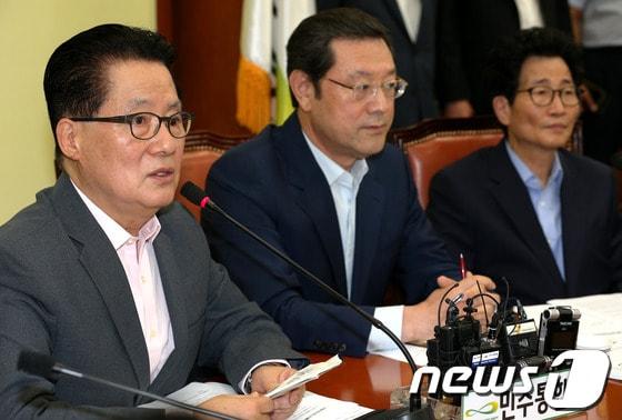 본문 이미지 - 민주통합당 박지원 원내대표가 14일 오전 서울 여의도 국회 원내대표실에서 열린 원내대책회의에서 